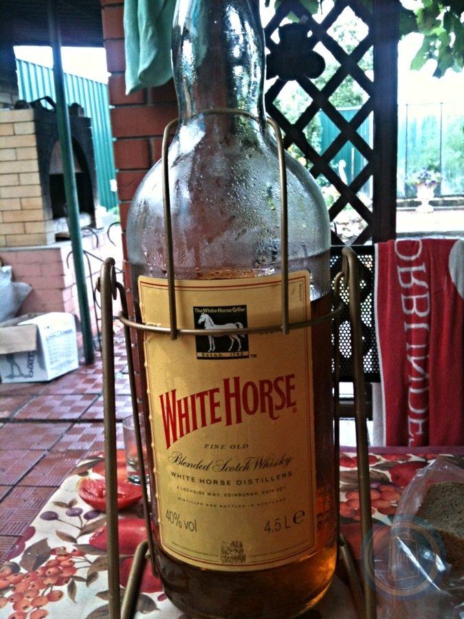Бутылка виски на подставке. Вайт Хорс 4 5 литра на качелях. Уайт Хорс 4.5 литра. Качели виски Вайт Хорс. Большая бутылка виски Вайт Хорс.