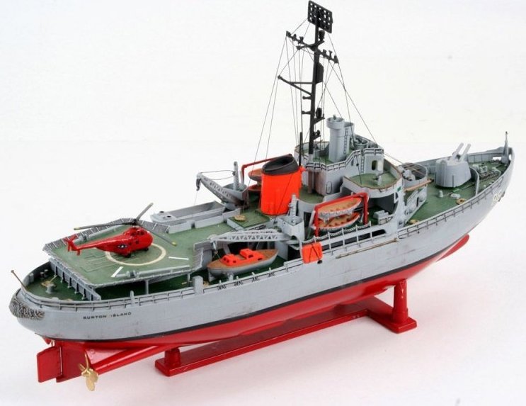 Сборка моделей кораблей из пластика. Сборная модель корабль USS Burton Island. Revell Burton Island. Revell 00015. Пластмассовые модели.