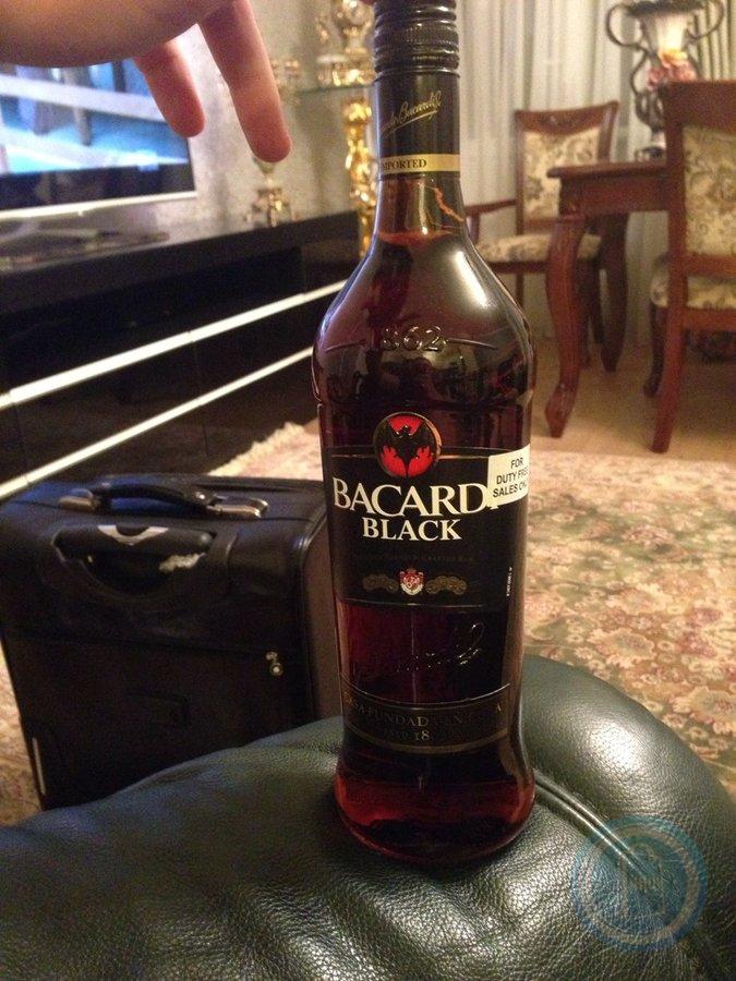 Блэк 0. Bacardi Black 300cl. Bacardi Black Cognac. Ром бакарди Блэк со стаканом. Блэк бакарди алкоголь.