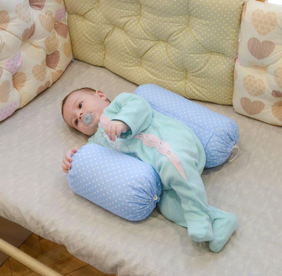 Можно новорожденному спать на подушке. Позиционер HONEYMAMMY. HONEYMAMMY позиционер-валик для сна. Позиционер для новорожденных для сна. Подушка - позиционер для новорожденных "АГУ".